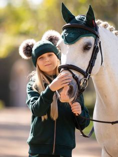 This chunky cable knit beanie will keep your mini rider warm all winter.  Featuring two detachable fluffy poms, this hat is lined with super soft micro-fleece, keeping little heads and ears cosy when exploring the outdoors.  The fold-over cuff and embroidered LeMieux emblem add a stylish finishing touch. Dream Horse