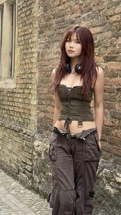 D Cups Outfits, Cute Winter Outfits Grunge, Y2k X Grunge, Dark Wardrobe Aesthetic, Romantic Grunge Style, Brown Alt Outfit, Post Grunge Outfits, Cool Alt Outfits, Dark Feminine Style Outfits