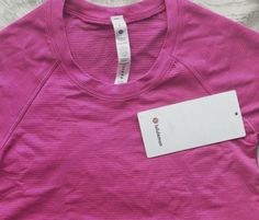 Lulu Lemon Shirts Short Sleeve, Sonic Pink Lululemon Leggings Outfit, Lululemon Aesthetic Outfits, Lulu Lemon Swiftly Tech, Lulu Lemon Outfits, Pink Sonic, Cute Lululemon Outfits, Lululemon Aesthetic, Lulu Fits