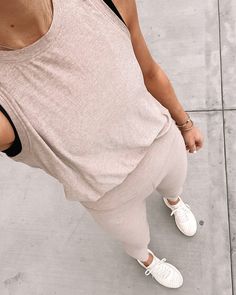 Feminine Gym Clothes, Running Outfit Spring, Neutral Workout Outfits, Gym Workout Outfits For Women, Womens Gym Outfits, Yoga Outfit Ideas, Athletic Wear Outfits, Running Inspo, Cute Running Outfit