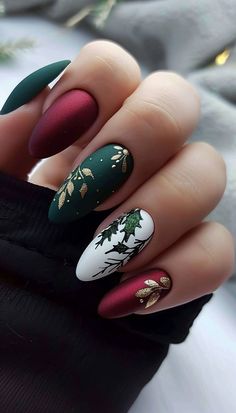 Christmas Tips Nails, Classic Christmas Nails, Holiday Winter Nails, Christmas Inspired Nails, Christmas Nails Inspiration, Green Christmas Nail, Winter Christmas Nails, Christmas Nail Inspo, Christmas Nails Winter