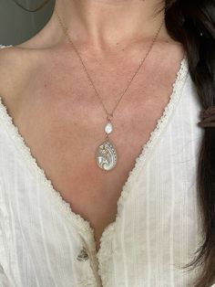 #shelljewelry #pearljewelry #uniquejewelry Necklace Woman, Doll Jewelry, Seashell Necklace, Jewelry Lookbook, Gems Jewelry, It Girl, Jewelry Inspo, Dream Jewelry, Handmade With Love