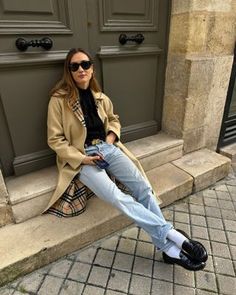 People in Paris Will Never Stop Wearing These Shoes With Jeans Outfits For Beach, Best Outfits For Women, Casual Outfits For Work, Trendy Outfits For Summer, Outfits For Date, Matching Outfits For Couples, Chic Winter Outfit, European Outfits, Outfits For Couples