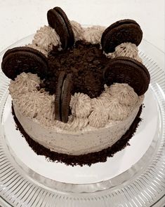 an oreo cookie cake on a clear plate