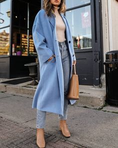 Fall fashion - blue coat - jeans - street style Fall Fashion Coats, Jeans Street Style, Blue Coats, Fall Coat, Fashion Seasons, Outfit Idea