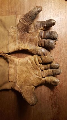 Winter Gardening Gloves - Cool, we've got you covered. Here you'll be able to discover all the supplies you need. Click to visit now. Ranch Fashion, Leather Gardening Gloves, Gloves Aesthetic, Winter Gardening, Garden Gloves, Vampire Clothes, Android Wallpaper Dark, Allotment Gardening