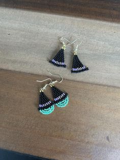 These are hand beaded earrings with seed beads in a brick stitch. You can choose between the Witch's Hat or Witch with Green Head Each earring is hand crafted so no two pair are exactly alike. Beaded Halloween Earrings, Small Beaded Earrings, Earrings With Charms, Beaded Halloween, Hand Beaded Earrings, Witch Earrings, Halloween Beads, Seed Bead Patterns, Halloween Earrings