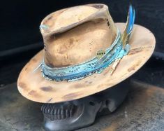 Creative Clothes, Unique Hats, Hat Ideas, Western Hats, Cool Hats, Hat Band