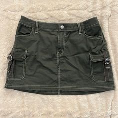 Cargo Green Mini Skirt Perfect Condition Never Worn Fully Functional Pockets Elastic Waistband In The Back Size 8 98% Cotton 2% Spandex Gyaru Clothes, Thrift Wishlist, Diy Outfits, Marvel Dr, Green Mini Skirt, Skirt Y2k, Cargo Skirt, Green Skirt, Diy Clothes