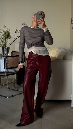 Halter Tops Outfit, Extreme Fashion, Winter Pants Outfit, Polished Casual, Leather Pants Outfit, Artsy Style, Winter Outfit Inspiration, Couture Details, Fashion Classy