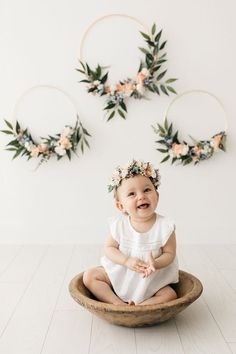 Crown Nursery, Wreath Nursery, 6 Month Baby Picture Ideas, Photo Bb, Hoop Wreaths, Cake Photoshoot, Nursery Floral, 1st Birthday Photoshoot, Wreath Flower