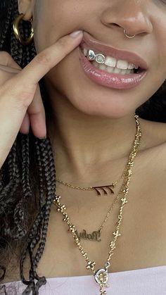 Cute Grillz For Women, Women’s Gold Grill, Feminine Grillz, Gold Grillz Aesthetic, Subtle Grillz, Couple Grillz, Women’s Grills, Womens Grillz, Gold Grill Women