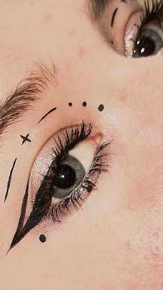 Graphic Liner Makeup Black, Black And White Eyeliner Looks, Graphic Eyeliner Black, Graphic Black Eyeliner, Graphic Eyeliner Ideas, Black Graphic Eyeliner, Grafik Eyeliner, Makeup Graphic Liner, Graphic Liner Looks