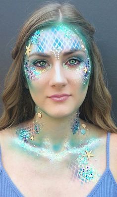 Carnaval 2019: Fantasias, tendências e looks - 50 fotos p/ brilhar na folia Mermaid Costume Makeup, Edc Makeup, Evil Mermaids, Fantasy Make-up, Halloweenský Makeup, Halloween Make-up Looks, Mermaid Halloween Costumes, Mermaid Halloween