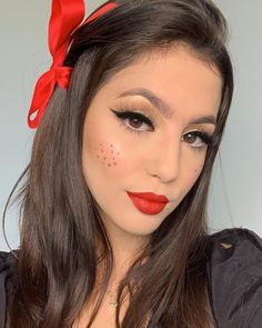 Foi convidada para uma arraie não sabe qual make fazerVeja ideias de maquiagem de Festa Junina e tutoriais para arrasar na produção. Trucco Glam, Round Face Makeup, Carnival Makeup, Neutral Makeup, Hairdos For Curly Hair, Make Beauty, Makeup Looks Tutorial, Light Makeup, Beauty Tutorials