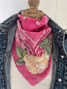 Bandana Upcycle, Bandana Styles Women, How To Wear Bandana, Camp Verde Arizona, Bandanas Diy, Bohemian Twist, Denim Crafts Diy, Shabby Chic Clothes, Creative Clothes