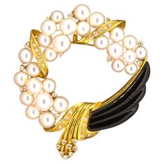 A chic and elegant brooch featuring a plethora of fine AAA Akoya pearls. The pearls measure 5mm x 6.5mm in diameter and are of the finest quality. Each pearl is perfectly rounded with high luster and a super strong pink overtone that makes the pearls appear to glow! Adding to that they are blemish free and perfectly matching with each other. They are complemented by 0.44 carat of round brilliant-cut diamonds set around the wreath adding extra brilliance and sparkle to the piece. It is finished w