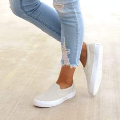 Trending Flats, Sneaker Outfits, Bar Outfit, Dr Shoes, On Running, Round Toe Heels, Sneakers Outfit, Vans Sneakers, Autumn Fashion Women