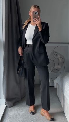 White And Black Business Outfit, Formal Skirt Outfit Business Office Wear, Corporate Fashion Office Chic Work Outfits Professional Women Classy, Black Blazer Formal Outfit, Black Blazer Work Outfit, Bank Outfits Women, Business Causal Outfits Women, Executive Outfits For Women, Lawyer Outfit Women