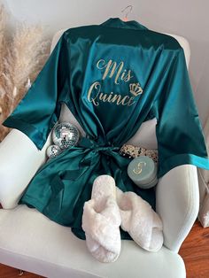 Emerald Green And Gold Chambelanes, Emerald Green Quinceanera Surprise Dance Outfit, Chambelan Emerald Green, Chambelanes Outfits Quinceanera Emerald, Dark Teal Quinceanera Theme, Emerald Green Quince Robe, Dark Green Chambelanes Outfits, Quince Robe Ideas, Mis Quince Robe