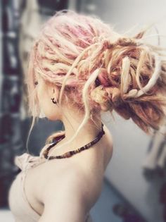 Rosa “bubblegum” y rubio… | 24 Chicas con dreadlocks que te antojarán de llevarlos inmediatamente Pink Dreads, Synthetic Dreads