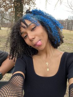 Dyed Money Pieces Curly Hair, Natural Curly Hair Dye Ideas, Navy Blue Curly Hair, Dyed Afro, Afro Hair Dye, Change Hair Color, Dyed Hair Blue, Beautiful Black Hair