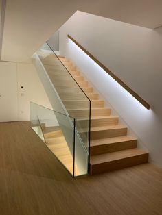 Makeup Interior Design, Glass Stairs Design, Glass Staircase Railing, Glass Railing Stairs, Dining Room Design Luxury, Staircase Handrail, Glass Staircase, Stairway Design