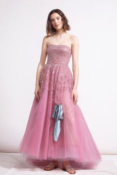 See the full Pre-Fall 2018 collection from Reem Acra. Strapless Pink Dress, Pre Fall Fashion, Pink Dress Women, Reem Acra, Womens Fashion Inspiration, Vogue Fashion, Fashion Show Collection, Beautiful Gowns, Pre Fall