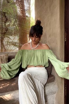 Calling all boho babes - the Kaipo Green Off Shoulder Top is just for you. This beautiful earthy green top is sure to make a statement with ultra flattering off the shoulder silhouette and flowy balloon sleeves that cinch at the wrist. The Kaipo Top is the perfect mix of boho and girly and pairs perfectly with flowy skirt or shorts. Off The Shoulder Summer Outfits, Green Flowy Skirt Outfit, Bali Fits, Flowy Skirt Outfit, Autumn Lookbook, Hourglass Outfits, Flowy Skirts, White Off Shoulder Top, Style Aesthetics