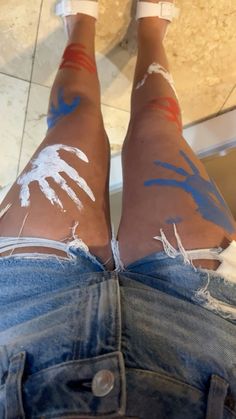 #america #4thofjuly #legpaint #summervibes Fourth Of July Leg Painting Ideas, Football Game Leg Paint, Hand Print On Legs Paint, Leg Paint Ideas, July 4th Leg Painting, Leg Painting Body Art 4th Of July, School Spirit Face Paint