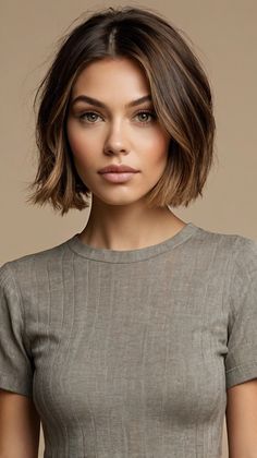 👑 Beautiful Short Blonde Bobs Short Bob Hairstyles | Professional Brilliance 🌸 Chin Length Bob Thick Hair, Cute Bobs For Fine Hair, Chopped Bob Haircut, Classy Short Hair, Hair Bangs And Layers, Curtain Bangs Short Hair, Hairstyles Professional, Italian Bob, Hairdo Ideas