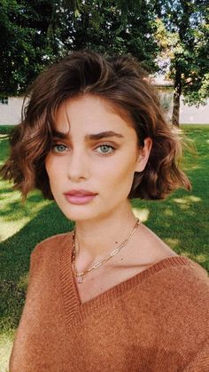 Wavy Brown Bob, Round Haircut Medium, Short Hair Styles Thick Hair, Short Bob Wavy Hair, Round Haircut, Stacked Haircut, Italian Bob, Medium Curly Haircuts, Short Wavy Bob