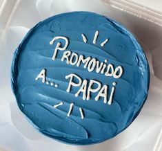 a blue cake with white frosting that reads promino a papai