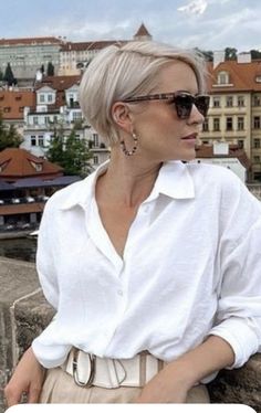 Sandy Blonde Pixie Hair, Feminine Pixie Cuts, Easy Short Haircuts, Cool Short Hairstyles, Chin Length Hair, Bob Hairstyles For Fine Hair, Hairdo For Long Hair