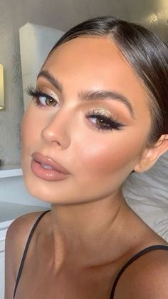 Makeup With Black Formal Dress, Birthday Makeup For Green Eyes, Grad Eye Makeup, Makeup Look For Green Outfit, Soft Glam Party Makeup, 18th Makeup Looks, Makeup To Wear With Green Dress, Prom Makeup For Green Eyes Black Dress, Prom Makeup Soft Glam