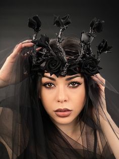 Dark Fairy tiara and accessories black roses Evil Queen Crown, Forest Crown, Tiara Halloween, Fairy Tiara, Black Flower Crown, Crown Dark, Fairy Headpiece, Forest Witch, Rose Queen