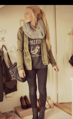 printed t-shirt outfit, casual look - chunky knit tan infinity scarf, graphic gray t, olive jacket, dark gray or black skinny jeans, short boots. Boating Outfit, Keto Guru, Bohol, Hipster Outfits, Dress Sweater, School Looks, Looks Street Style, Hipster Fashion, Fashion Mode