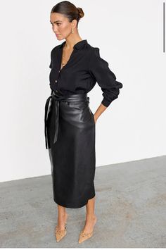 Plus Silk Skirt Outfit, Black Leather Skirt Outfit Ideas, Midi Leather Skirt Outfit, Long Leather Skirt Outfit, Leather Pencil Skirt Outfit, Look Boho Chic, Leather Skirt Outfit, Pencil Skirt Outfits, Never Fully Dressed