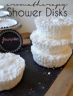 DIY Gift Idea Aromatherapy Shower Disc Stressful Day, Diy Kosmetik, Diy Aromatherapy, Aromatherapy Gifts, Homemade Bath Products, Diy Health, Doterra Essential Oils, Essential Oil Recipes, Homemade Beauty Products