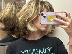 Grunge Blonde And Brown Hair, Short Shag Brown Hair With Highlights, Blond Highlights For Short Hair, Colored Hair Inspo Short, Short Light Layered Hair, Chunky Brown And Blonde Hair, Short Chunky Layered Hair, Short Hair Blond Highlight, Short Highlighted Hair With Bangs