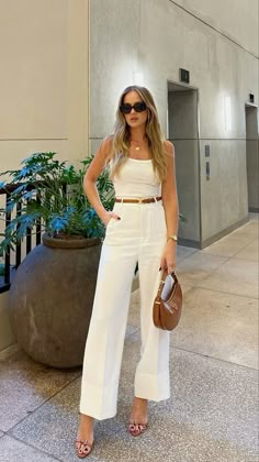 Outfit indpiration for an old money aedthetic 🍸🪄 Linen Dinner Outfit, Classy Elevated Outfits, Elegant Beach Outfits Women, Summer Quite Luxury Outfit, White Denim Pants Outfit Summer, Late Night Summer Outfits, Ecru Jeans Outfits Street Styles, Summer Dress Office Outfit, Elegant Summer Looks