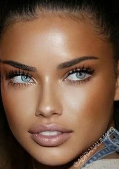 Big Gold Chains, Thick Lips, Bombshell Makeup, Best Natural Makeup, Brunette Makeup, Model Face, Aesthetic People, Victorias Secret Models, Salon Style