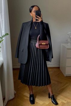 Winter Looks Skirt, What To Wear To A Fashion Show As A Guest, Look Elegante Casual, Modest Fashion Ideas, Fall Outfits Skirts Modest, Modest Looks, Pleated Skirt Outfits