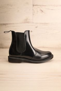 Parfaites au soleil ou sous la pluie, en été ou en hiver, ces bottes chelsea s'avèreront intemporelles et polyvalentes! Elles sont la version sophistiquée des classiques bottes chelsea de Dr. Martens et possèdent une semelle antidérapante AirWair ainsi que des élastiques à la cheville permettant de les enfiler facilement. Toute tenue sera rehaussée par ces légendaires chaussures!   Découvrez la collection:    Détails     Hauteur de la semelle : 2,5 cm | 1"   Composition : 100% cuir. Semelle: 100% matériaux synthétiques. Chelsea Boot Outfit Women, Boot Outfit Women, Chelsea Boot Outfit, Boutique 1861, Chelsea Boot, Boots Outfit