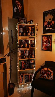 Via Instagram@Welysn Aesthetic Halloween Living Room, October Room Aesthetic, Spooky Reading Nook, Halloween Decor Inspiration Living Room, Horror Living Room Ideas, Cozy Halloween Aesthetic Bedroom, Horror Inspired Room, Spooky Aesthetic Room, Halloween Aesthetic House