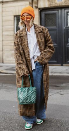 Edgy Work Outfits, Plaid Winter Coat, Blog Aesthetic, Street Couture, Street Style 2023, Coffee Mornings, Simple Work Outfits, Winter Coat Outfits, Streetwear Fall