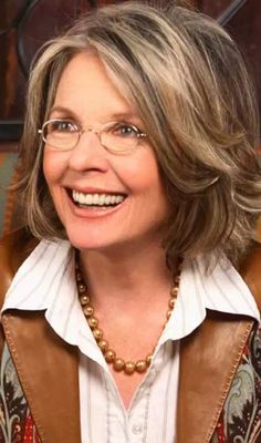 Diane Keaton Hairstyles, Layered Bob Hairstyles, Diane Keaton, Mom Hairstyles, Hair Women, Haircut For Older Women, Modern Hairstyles, Older Women Hairstyles, Stylish Hair