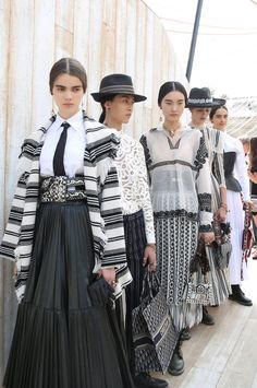 DIOR resort 2019 Maquillage Halloween Simple, Women Fashion Edgy, Stil Inspiration, Moda Vintage, Black White Fashion, White Fashion, Runway Fashion, Fashion Collection