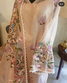 Bridal Embroidery Designs, Hand Embroidery Dress Design Pakistani, Pakistani Embroidery Suits, Pakistani Embroidery Designs, Pakistani Embroidery, Drawing Embroidery, Tshirt Embroidery, Bracelet Embroidery, Embroidery Animals