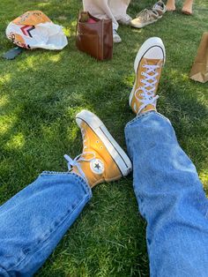 Yellow Converse Outfit, Yellow Converse, Aesthetic Women, Outfits With Converse, Swag Shoes, Converse Shoes, Dream Shoes, Outfits Aesthetic, Sock Shoes